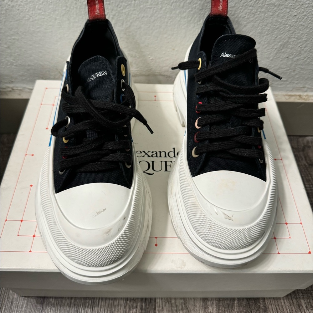 Men’s Alexander McQueens tread slick lace up